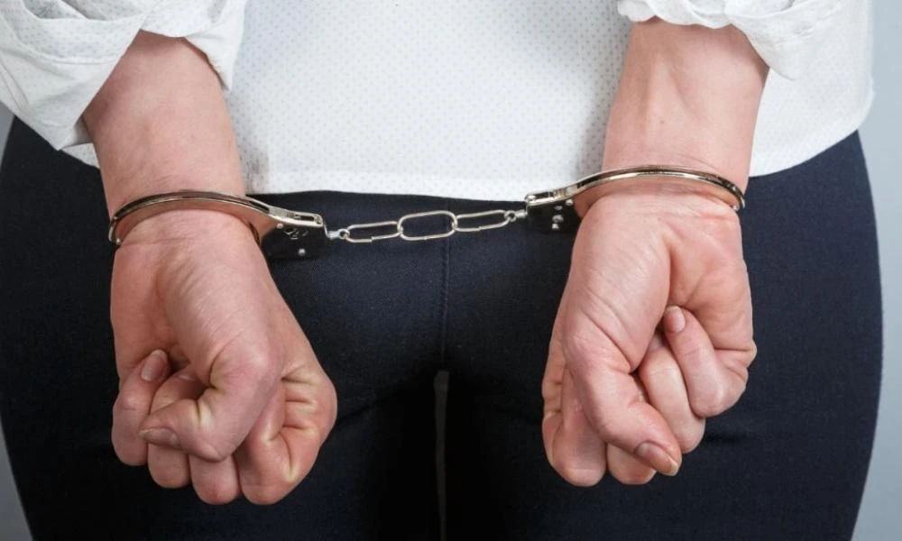 Χειροπέδες σε 27χρονη για διακίνηση κοκαΐνης και ηρωϊνης στην περιοχή των Αχαρνών